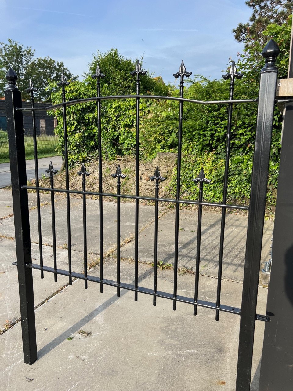 Decoratie voor uw tuin: Hek voorzien van 2 vaste palen.