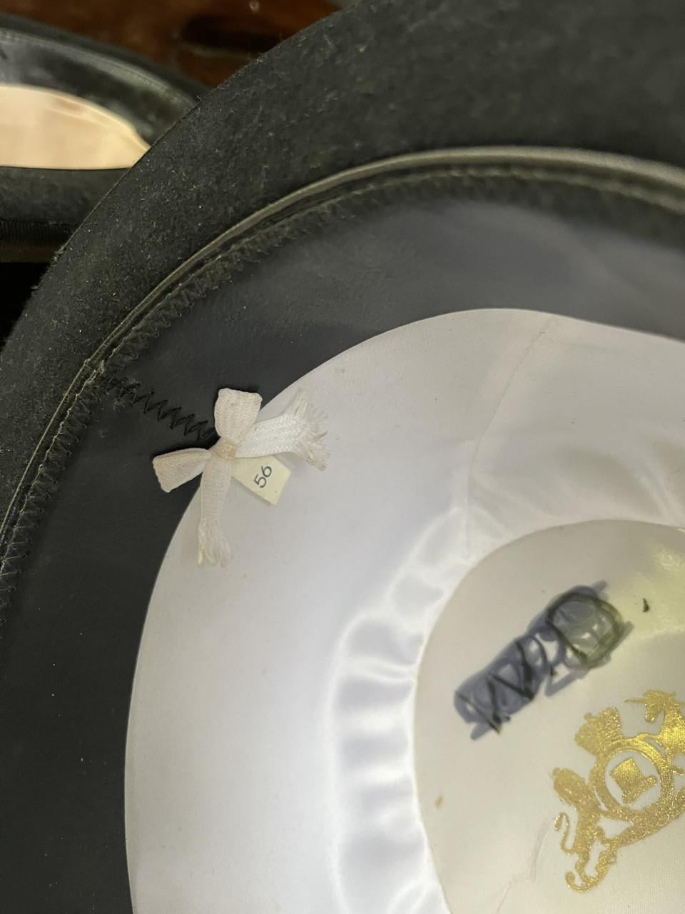 2 Zwarte hoge hoeden Wegener en Elite