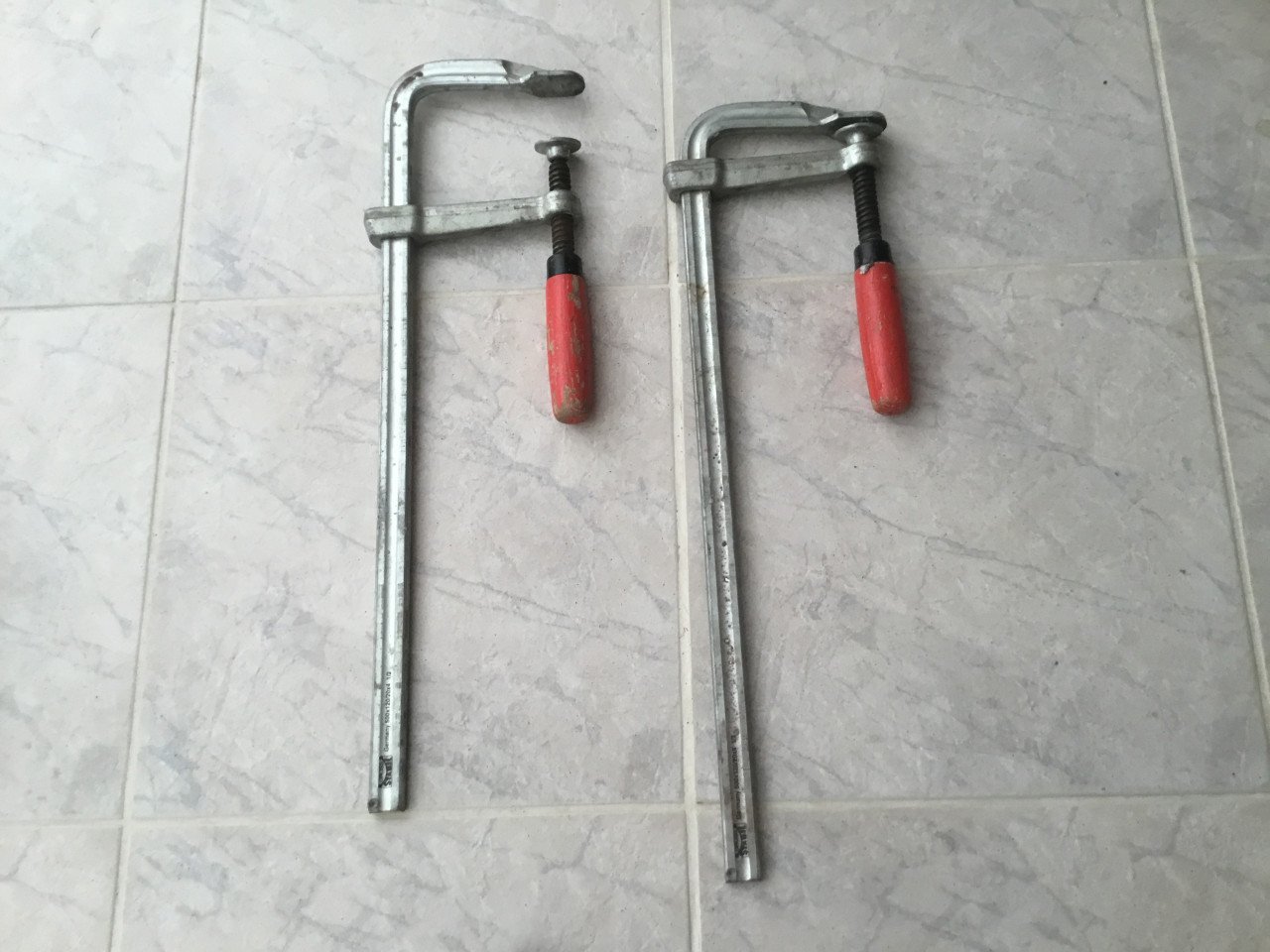 Twee zware lijmtangen