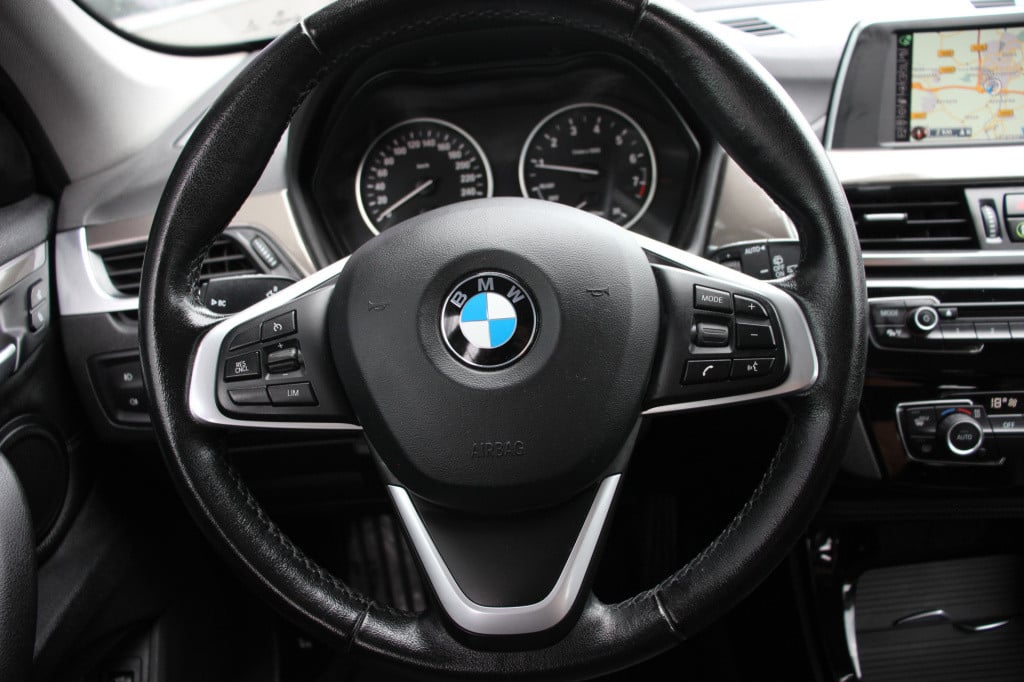 BMW X1 sdrive20i corporate lease executive | led | half leder | pdc |