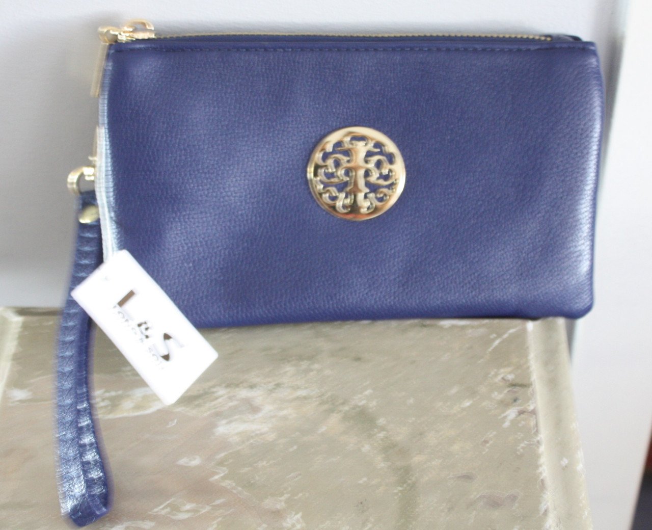 Nieuwe blauw clutch met goudkleurige embleem