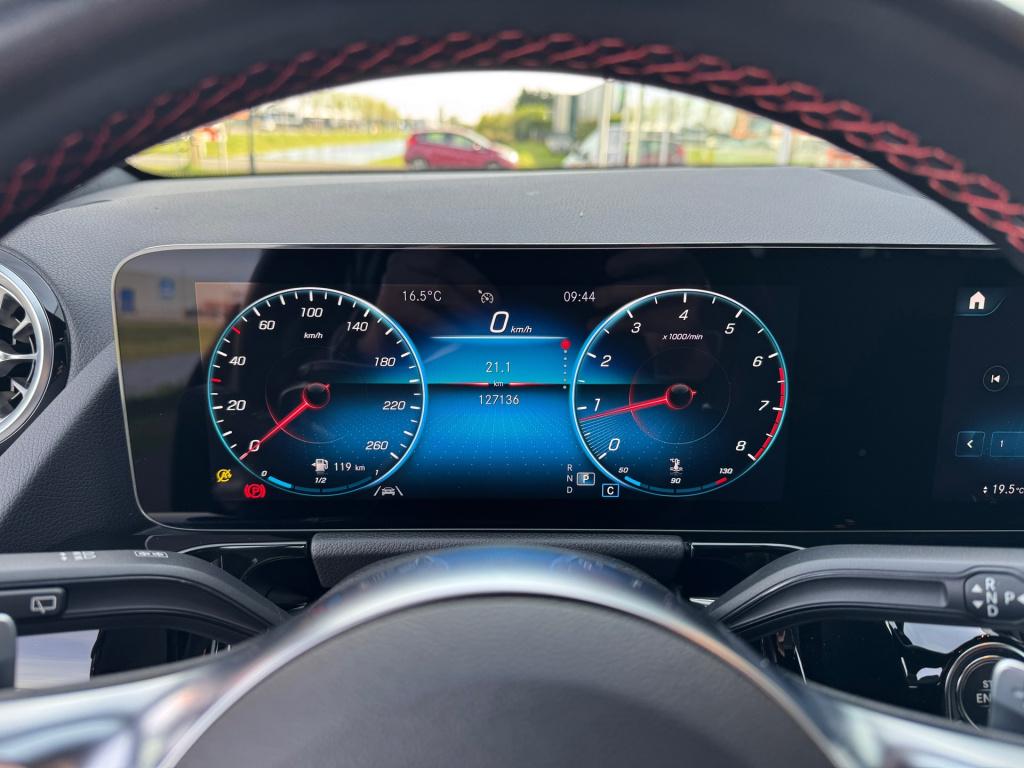 Mercedes-Benz Gla-klasse 200 amg line automaat , wegklapbare trekhaak , ach