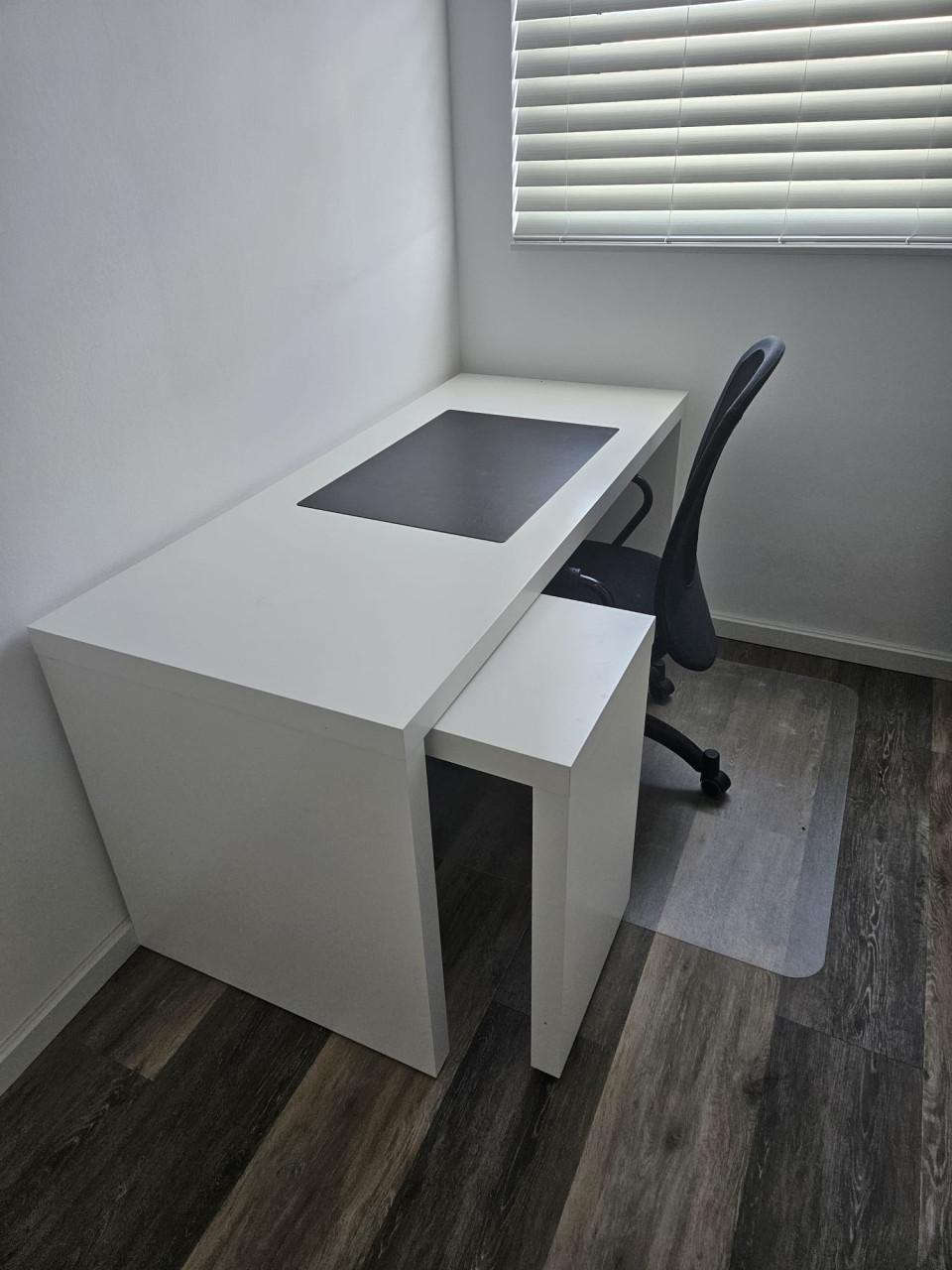 Bureau met bureaustoel en accessoires