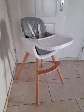 Mooie kinderstoel met gordel ( in goede nette staat )