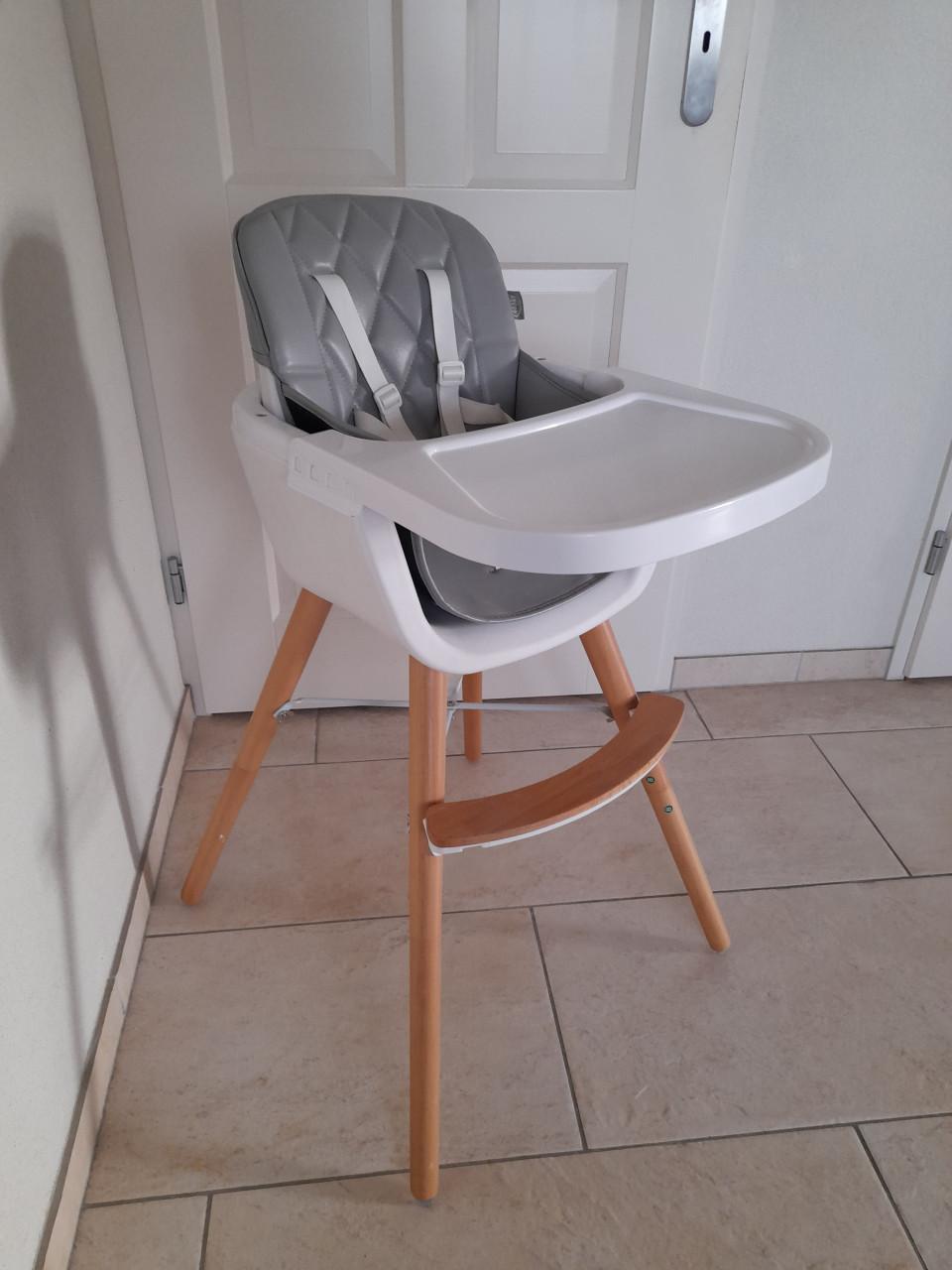 Mooie kinderstoel met gordel ( in goede nette staat )