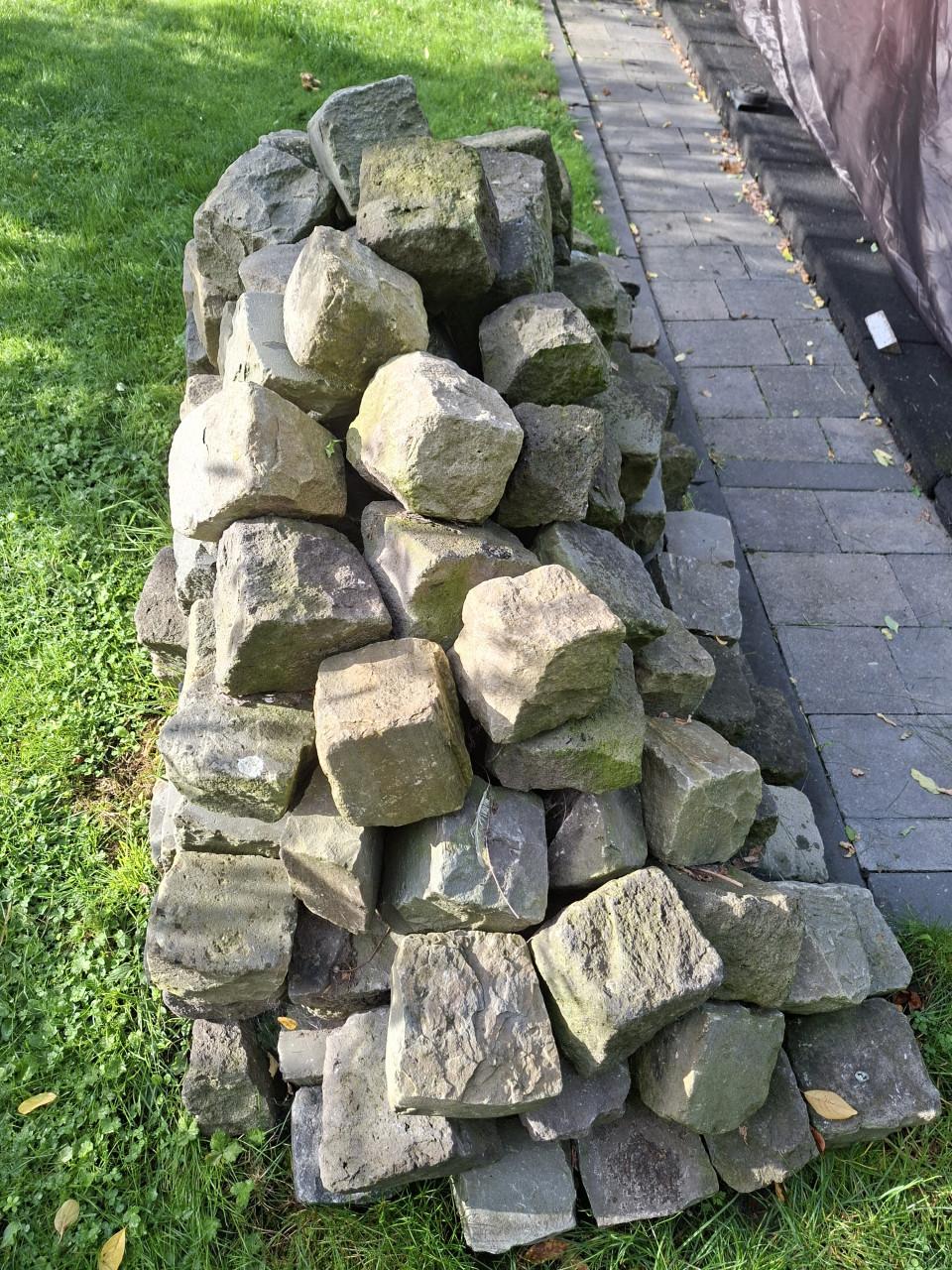 Basalt stenen of  kinderkoppen