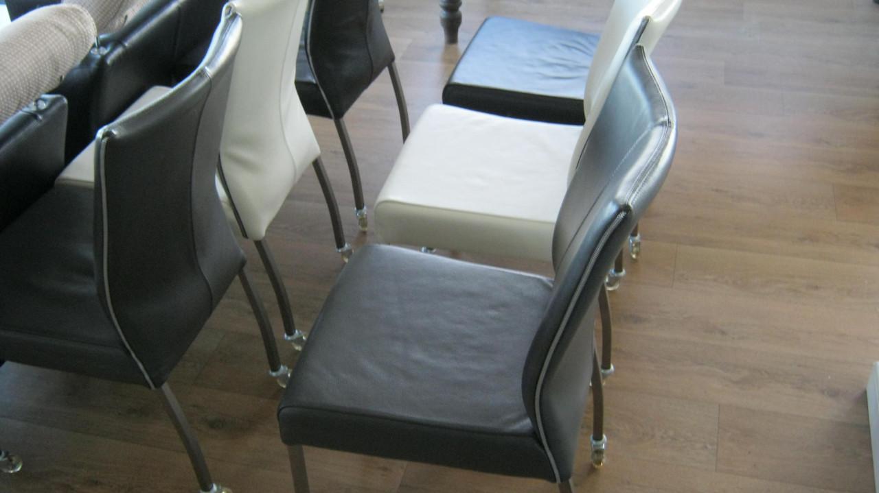 TE KOOP 6X LEREN EETKAMER STOELEN OP WIELTJES  ALLE 6 VOOR 50 EURO