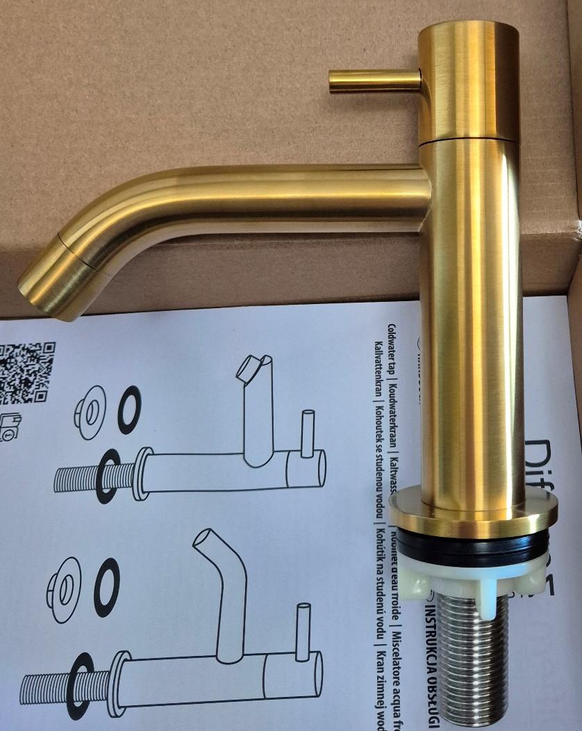 Wit keramisch toilet fonteintje met toebehoren
