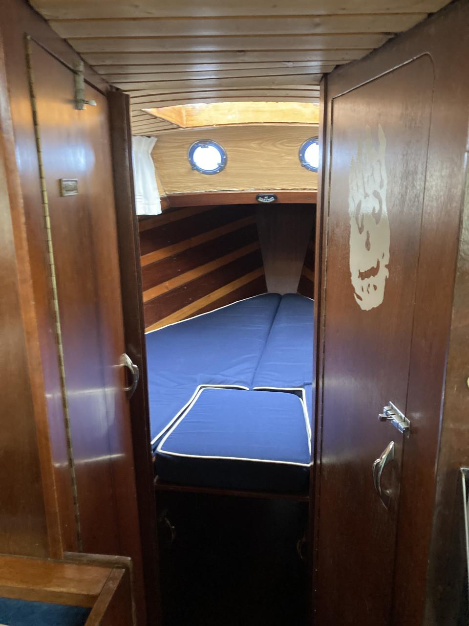 Zeilboot met strijkbare mast