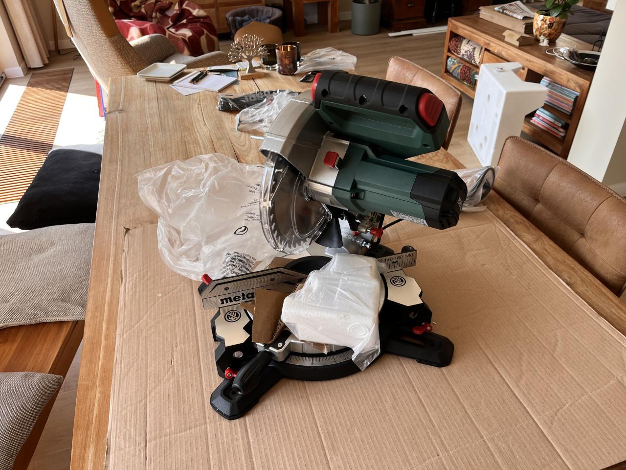 Afkortzaag METABO KS 216 M (Als nieuw) 1 week oud. Met bon en garantie.
