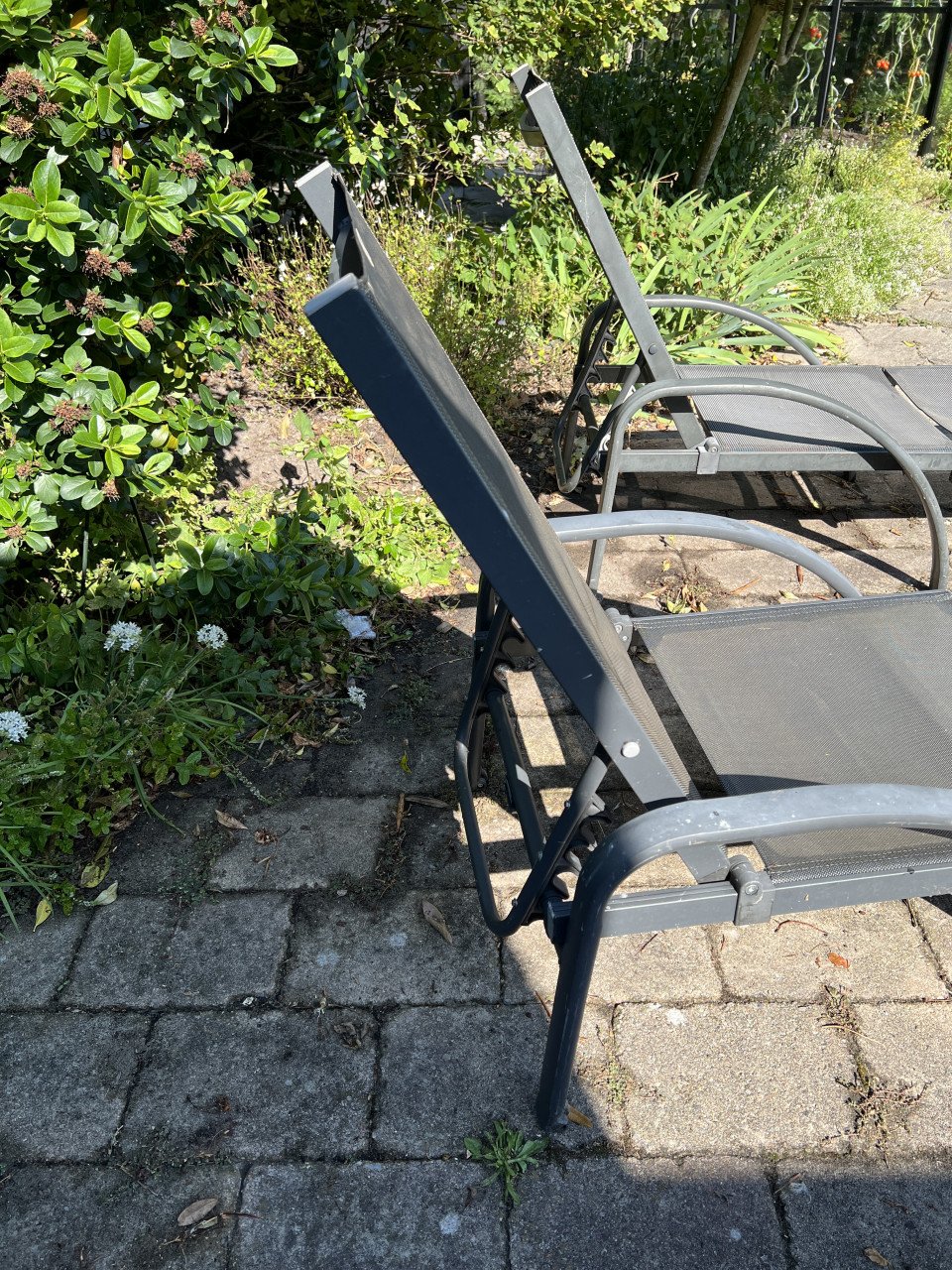GERESERVEERD. Gratis tuin ligstoelen zonder kussens