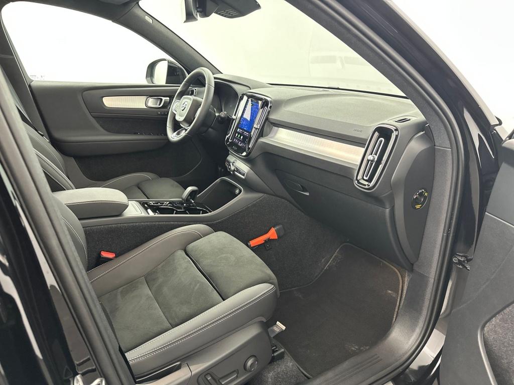 Volvo XC40 b4 197pk plus dark| camera| trekhaak| adap.cruise| h&k audio| pa