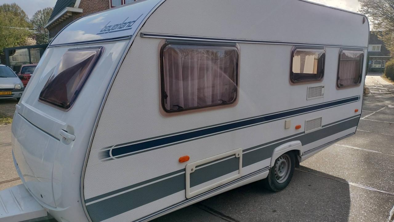 Beyerland 460 met voortent en luifel
