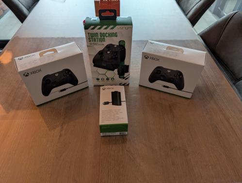 2 Xbox Controllers + Oplaad Dock + Extra oplaadbaar