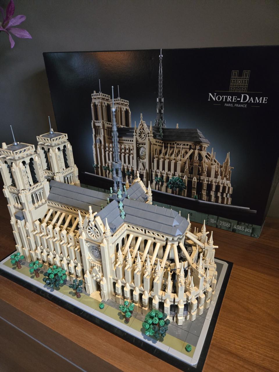 Lego architectuur Notre-Dame de Paris (21061) compleet