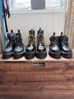 3 paar Dr. Martens maat 38 voor 110 euro.