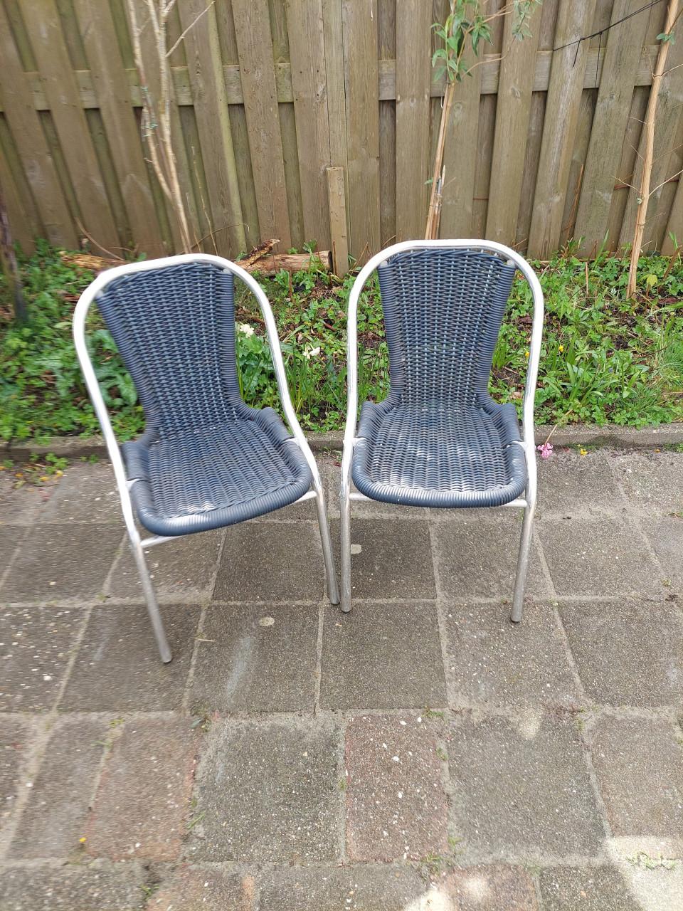 2 terras stoelen
