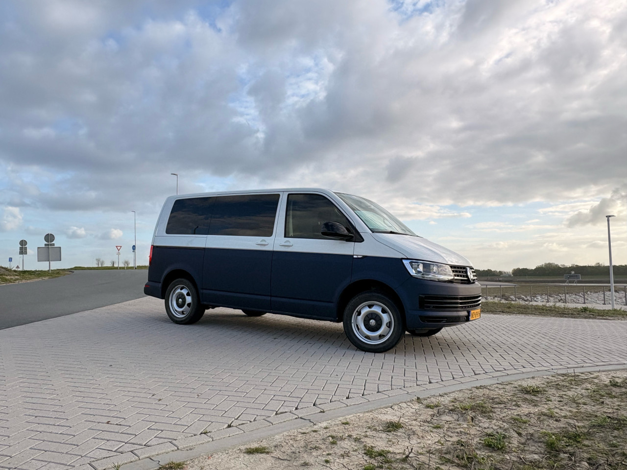 Volkswagen Transporter Kombi 2.0 TDI 204pk  (8 personen)