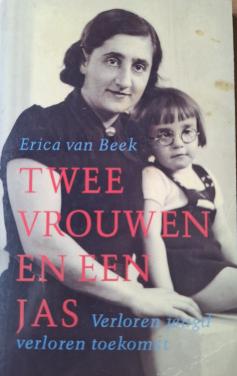 Twee vrouwen en een jas, verloren jeugd, verloren toekomst. Erica van Beek