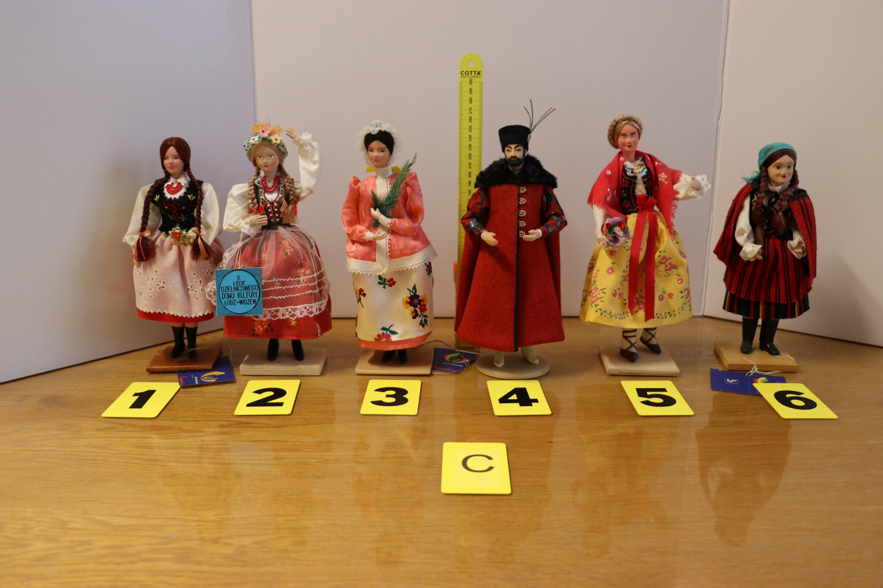 Klederdracht poppen uit Polen 13 cm: A.1 t/m 3 : 1 persoon €.5,00 p.stuk.
