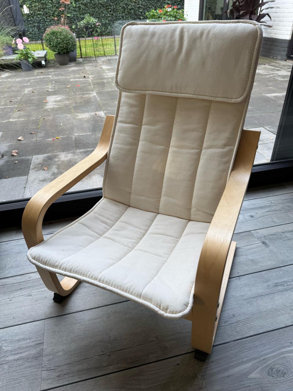 Comfortabele kinder fauteuil met houten frame