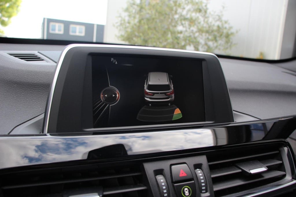 BMW X1 xdrive20i sport line automaat - led - pano - navi - stoel verw - cru