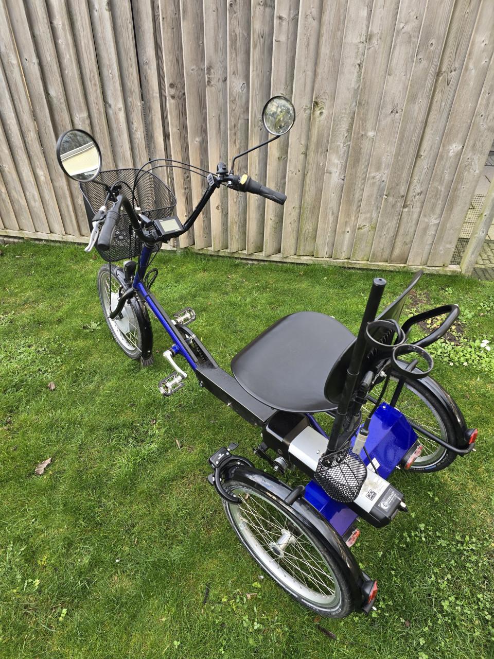 Elektrisch ondersteunde driewiel fiets.