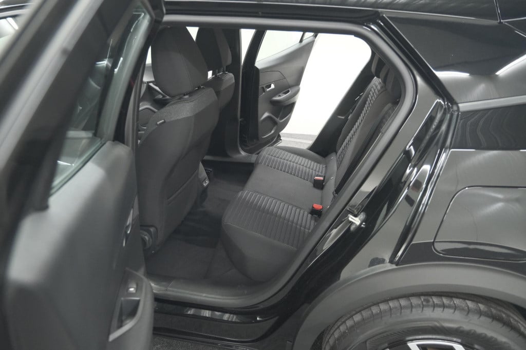Peugeot E-2008 ev active 50 kwh | parkeersensoren | apple carplay | climate