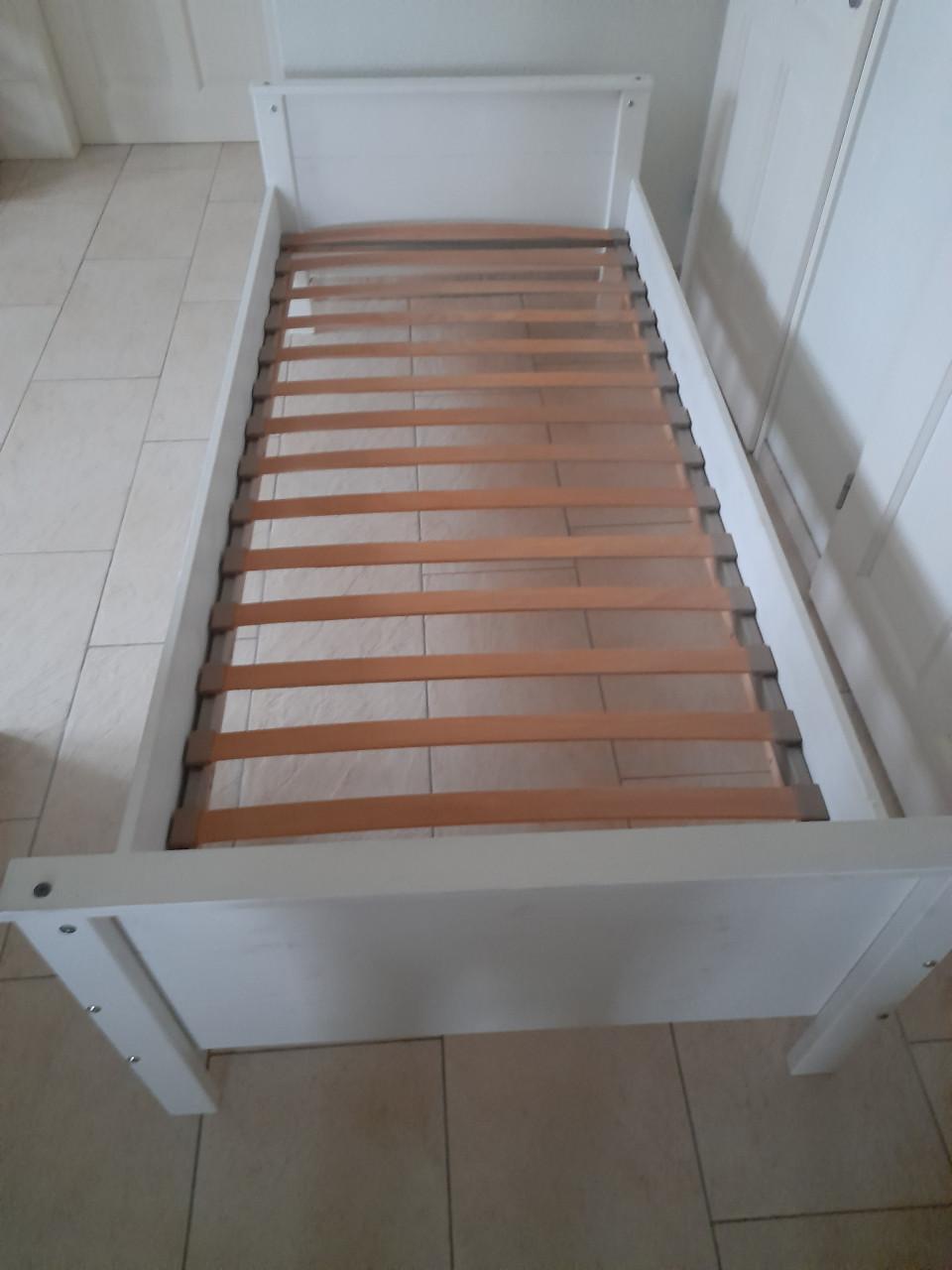 Wit massief houten bed 90 x 200 (in goede staat )