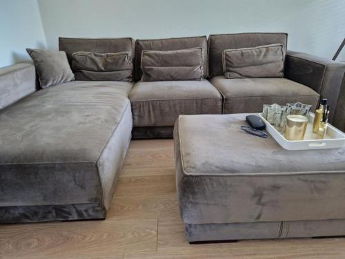 Grote hoekbank met fauteuil en poef - Taupe