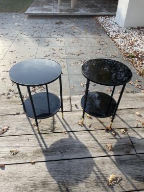 Metalen tafeltjes met glazen platen