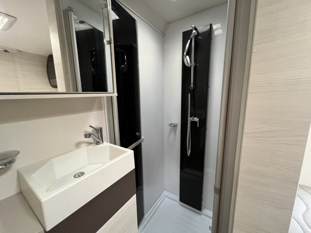 Chausson Onbekend 757 welcome | 2 enkele bedden + 1 groot bed | camera | tv