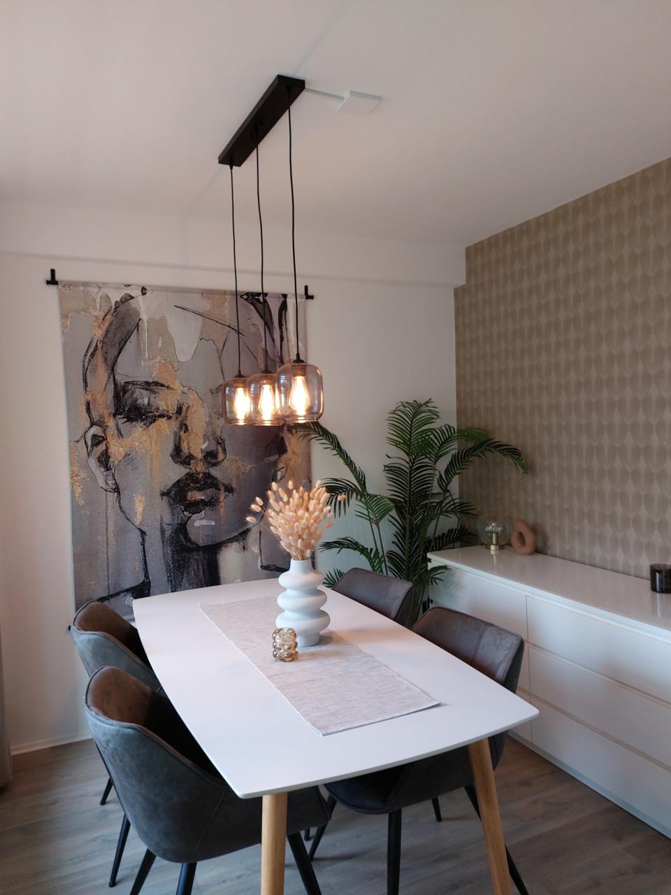 Eettafel, lamp & kastje te koop!