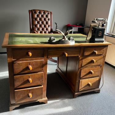 Klassiek partnerbureau en stoel