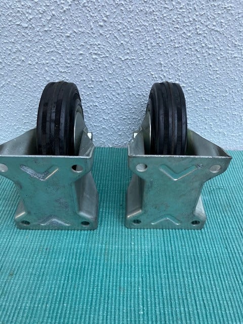 2 stevige Bokwielen, z.g.a.n.