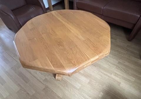 Gratis af te halen eiken inboedel, o.a. eettafel, wandkast, salontafel