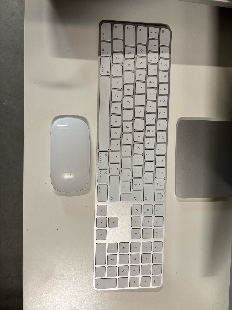 Apple iMac 24 inch (2021) CTO 8GB 256GB SSD M1 8core GPU Touch ID Numpad