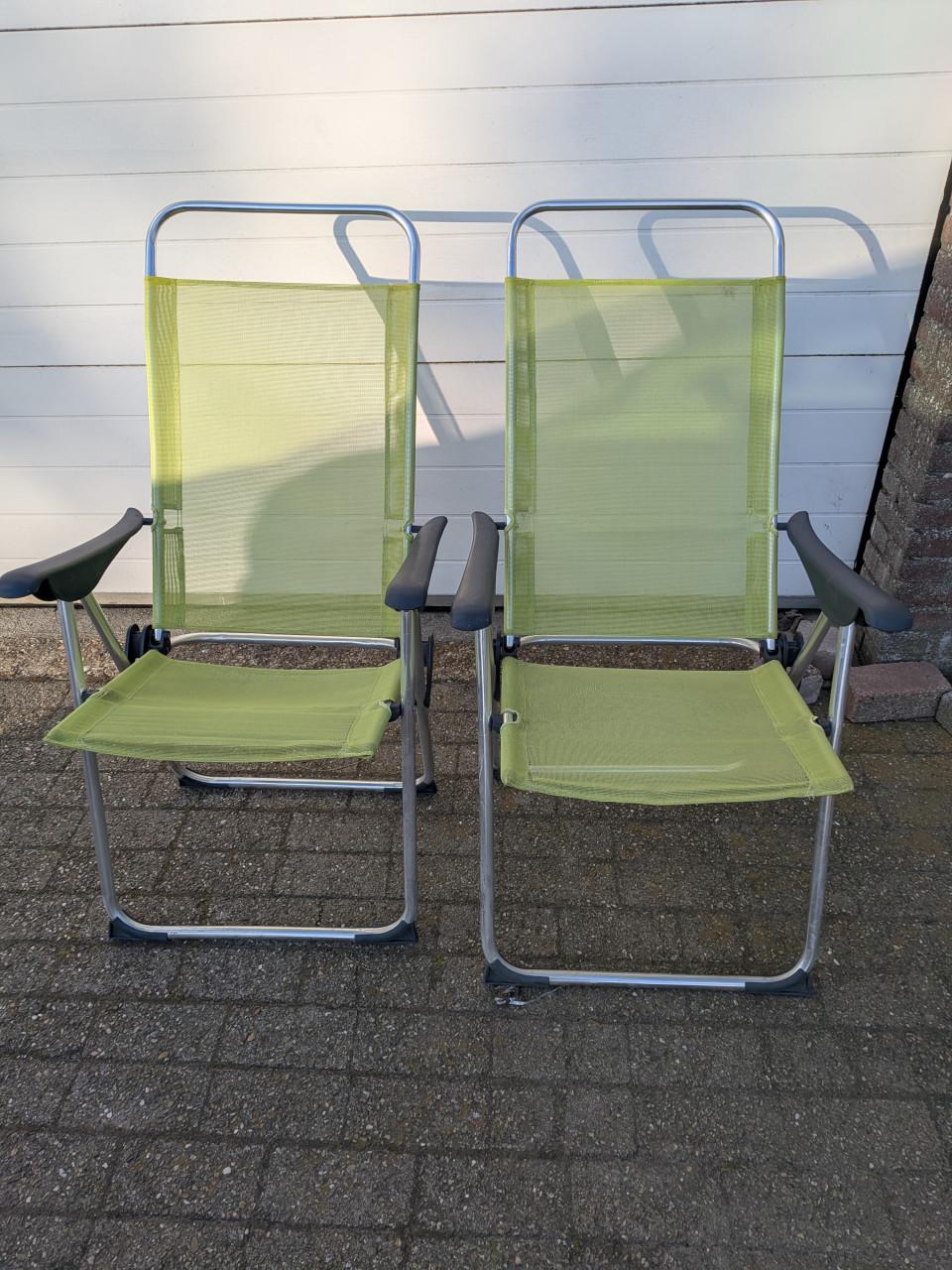 2 verstelbare tuinstoelen