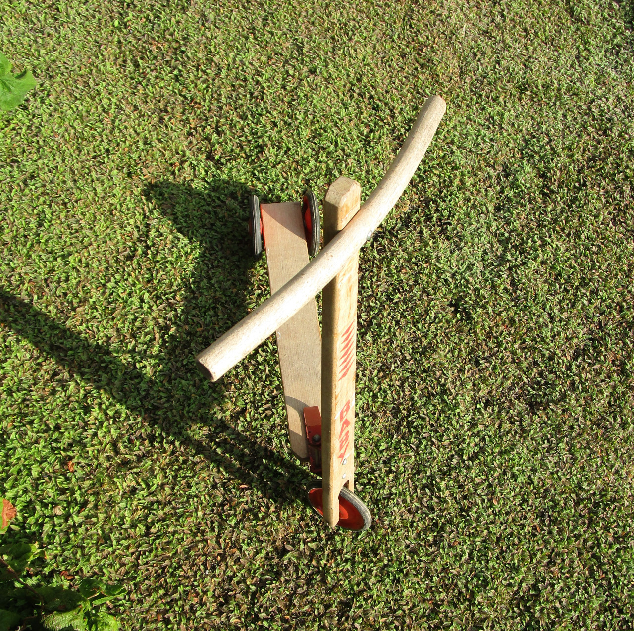 Houten drie wiel stepje.