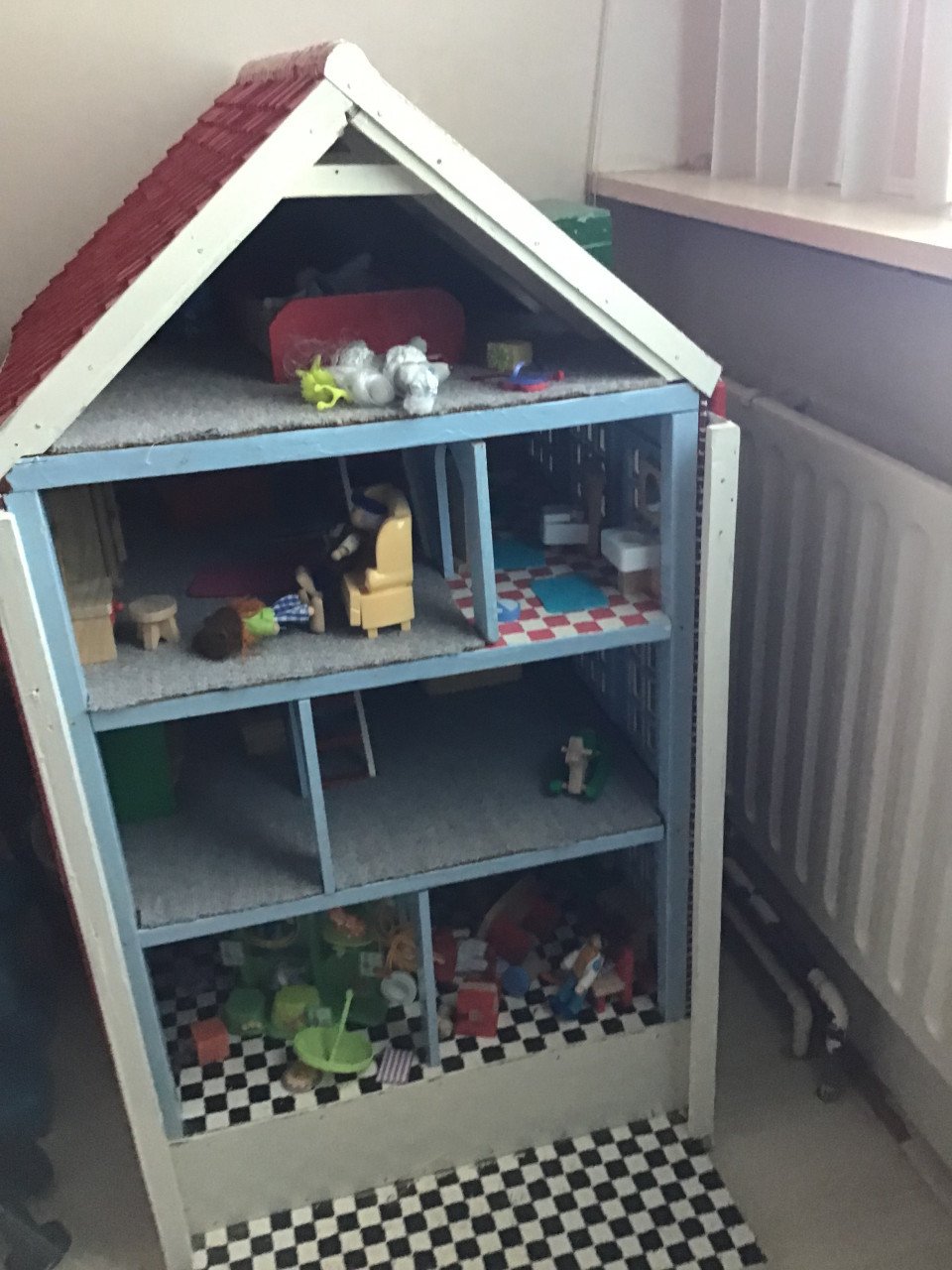 Houten poppenhuis met inhoud
