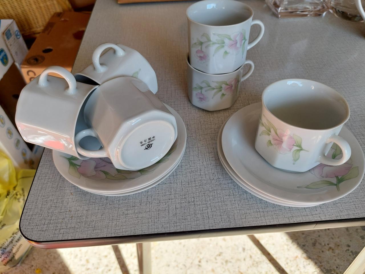 Te koop 2 sets kop en schotels