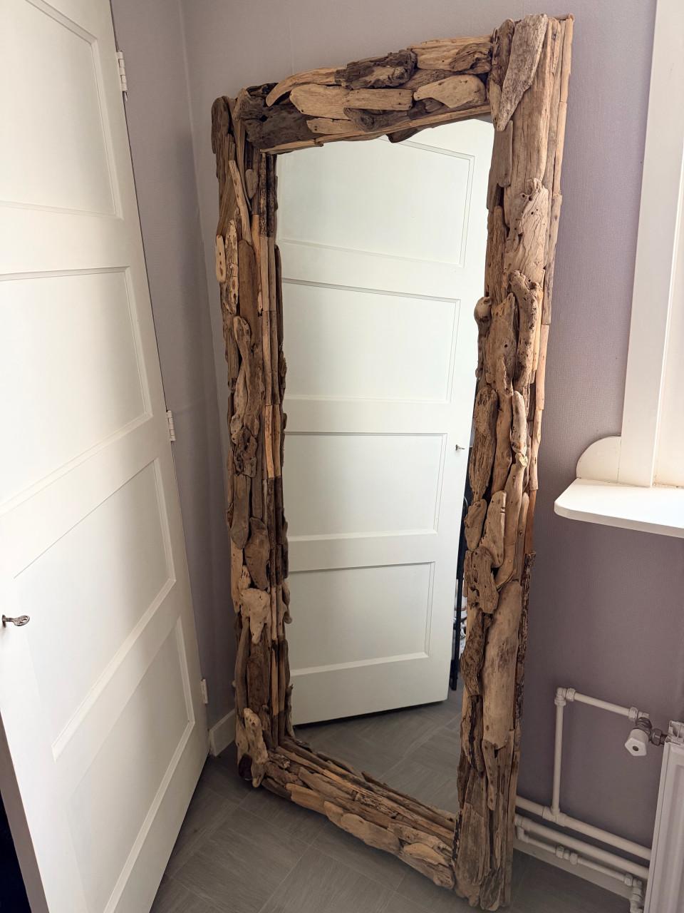 Stoere driftwood spiegel te koop.