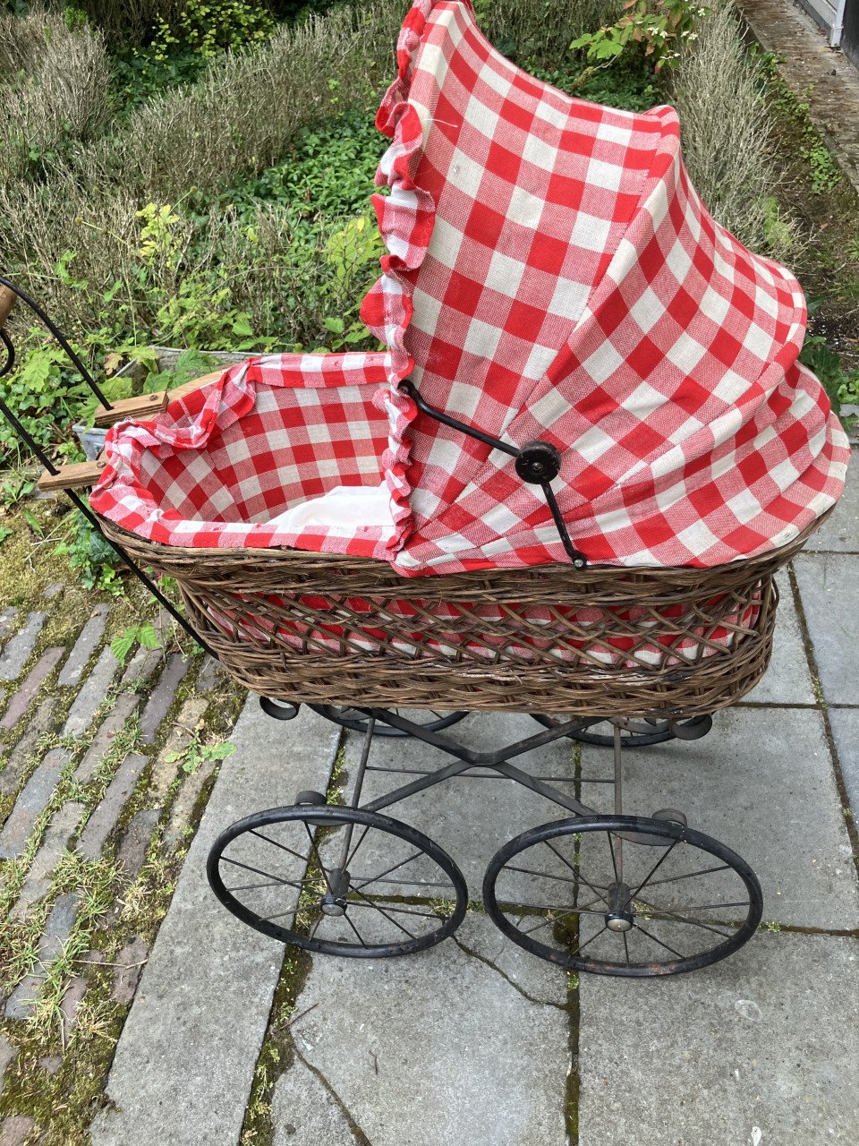 Vintage poppenwagen met lieve pop