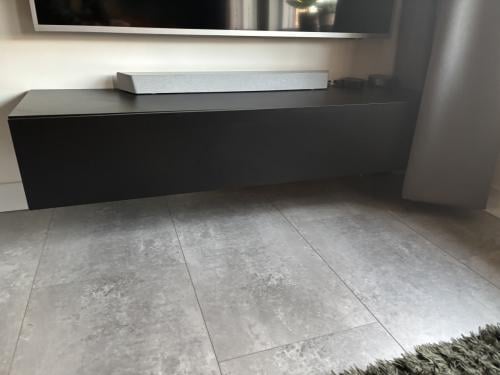 Tv-meubel zwart hangend