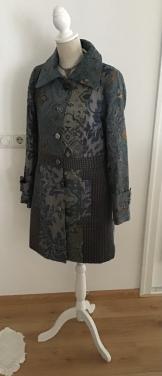 Aparte tussendoor  damesjas met mooie details, maat 34/36