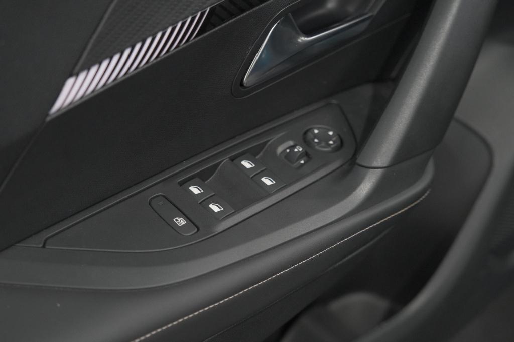 Peugeot 2008 1.2 hybrid 145 allure | apple carplay | climate control | park