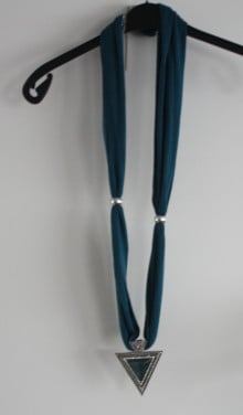 Petrol kleur sjaal met hanger