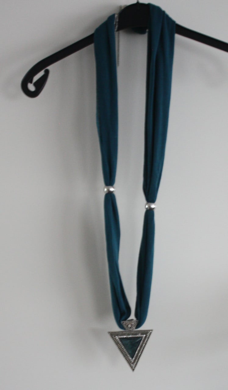 Petrol kleur sjaal met hanger