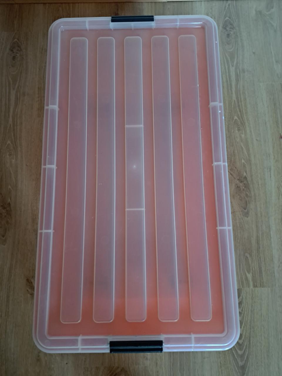 Grote plastic opbergbox.