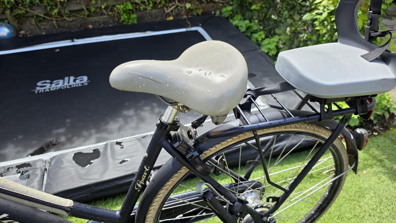 Batavus damesfiets met kinderzitje achterop.